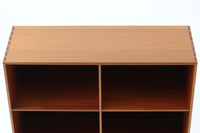 北欧より買い付けた「mogens Koch」によってデザインされたブックシェルフです。キャビネットやシェルフを組み合わせて使用するためにデザインされた物で、デンマーク家具最高峰のユニットシェルフと言われています。良質なマホガニー無垢材が使用されています。