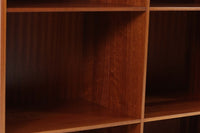 北欧より買い付けた「mogens Koch」によってデザインされたブックシェルフです。キャビネットやシェルフを組み合わせて使用するためにデザインされた物で、デンマーク家具最高峰のユニットシェルフと言われています。良質なマホガニー無垢材が使用されています。