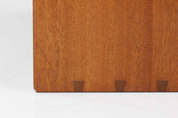 北欧より買い付けた「mogens Koch」によってデザインされたブックシェルフです。キャビネットやシェルフを組み合わせて使用するためにデザインされた物で、デンマーク家具最高峰のユニットシェルフと言われています。良質なマホガニー無垢材が使用されています。