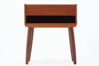 デンマークで製造されたヴィンテージのサイドチェスト。温もりのあるチーク材を用いた本体に、先細りの丸脚を組み合わせた軽やかな佇まいが魅力です。引き出し1杯に加え、下部にはオープンスペースを備えており、リモコンや文庫本などをすぐに取り出せる実用的な構造。天板や側面にはすっきりとした面取りが施され、シンプルなデザインの中に丁寧な仕事が感じられます。北欧らしいあたたかみと実用性を兼ね備えた一台。ベッドサイドはもちろん、リビングや玄関先など、暮らしのさまざまな場面で活躍します。
