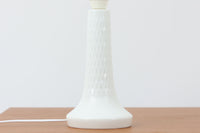 Royal CopenhagenがLe Klintのために製作したテーブルランプ。デザイナーはTorkil Olsen。艶のある白磁に繊細な凹凸模様が施され、上品でモダンな佇まいです。明るく清潔感のある印象で、どんな空間にも馴染みます。シェードには新品のリネン製を合わせており、やわらかな灯りが広がります。