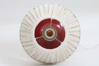 デンマークの照明ブランドLe Klint(レ・クリント)のテーブルランプで、デザイナーはOle Boggild(オーレ・ボギル)。艶やかなレッドの釉薬が美しく、ふっくらと丸みを帯びたフォルムが愛らしくも上品な印象を与えます。シェードはLe Klint社製ではありませんが、新品のリネン製プリーツシェードを合わせており、クラシカルな佇まいと柔らかな光を演出します。北欧らしい温かみと洗練された存在感を持ち、ベッドサイドやリビングのアクセントとして取り入れやすい一灯です。