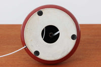 デンマークの照明ブランドLe Klint(レ・クリント)のテーブルランプで、デザイナーはOle Boggild(オーレ・ボギル)。艶やかなレッドの釉薬が美しく、ふっくらと丸みを帯びたフォルムが愛らしくも上品な印象を与えます。シェードはLe Klint社製ではありませんが、新品のリネン製プリーツシェードを合わせており、クラシカルな佇まいと柔らかな光を演出します。北欧らしい温かみと洗練された存在感を持ち、ベッドサイドやリビングのアクセントとして取り入れやすい一灯です。