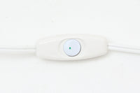 デンマークの照明ブランドLe Klint(レ・クリント)のテーブルランプで、デザイナーはOle Boggild(オーレ・ボギル)。艶やかなレッドの釉薬が美しく、ふっくらと丸みを帯びたフォルムが愛らしくも上品な印象を与えます。シェードはLe Klint社製ではありませんが、新品のリネン製プリーツシェードを合わせており、クラシカルな佇まいと柔らかな光を演出します。北欧らしい温かみと洗練された存在感を持ち、ベッドサイドやリビングのアクセントとして取り入れやすい一灯です。