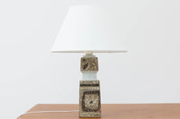 Royal Copenhagen製のベースが使用されたテーブルランプです。製造年数(1965〜1970年代)も少なく希少なモデルです。現在の製造方法とは異なりファイアンス釜で作成された陶器は、独特の風合いでビンテージ品ならではです。ベースの柄は自然をモチーフとした、Nils Thorssonによる人気のBACAシリーズで、こちらは職人によりフリーハンドで描かれていますので、同じ物が無い所もRoyal Copenhagenの魅力のひとつです。オブジェとしてもお部屋をおしゃれに演出してくれそうです。