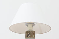 Royal Copenhagen製のベースが使用されたテーブルランプです。製造年数(1965〜1970年代)も少なく希少なモデルです。現在の製造方法とは異なりファイアンス釜で作成された陶器は、独特の風合いでビンテージ品ならではです。ベースの柄は自然をモチーフとした、Nils Thorssonによる人気のBACAシリーズで、こちらは職人によりフリーハンドで描かれていますので、同じ物が無い所もRoyal Copenhagenの魅力のひとつです。オブジェとしてもお部屋をおしゃれに演出してくれそうです。