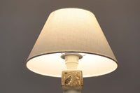 Royal Copenhagen製のベースが使用されたテーブルランプです。製造年数(1965〜1970年代)も少なく希少なモデルです。現在の製造方法とは異なりファイアンス釜で作成された陶器は、独特の風合いでビンテージ品ならではです。ベースの柄は自然をモチーフとした、Nils Thorssonによる人気のBACAシリーズで、こちらは職人によりフリーハンドで描かれていますので、同じ物が無い所もRoyal Copenhagenの魅力のひとつです。オブジェとしてもお部屋をおしゃれに演出してくれそうです。