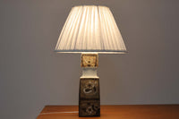 Royal Copenhagen製のベースが使用されたテーブルランプです。製造年数(1965〜1970年代)も少なく、現在では入手困難な希少モデルとなっています。現在の製造方法とは異なり、ファイアンス釜で作られた陶器ならではの独特な風合いが魅力で、ヴィンテージ品としての価値も高い一点です。ベースの柄は自然をモチーフとしたNils Thorssonによる人気のBACAシリーズで、職人の手作業によるフリーハンドで描かれているため、ひとつとして同じものが存在しない点もRoyal Copenhagenならではの魅力です。高さは約50cmとやや大きめで、インテリアのアクセントとしても存在感があり、オブジェのようにお部屋をおしゃれに演出してくれます。