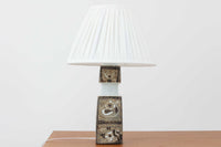 Royal Copenhagen製のベースが使用されたテーブルランプです。製造年数(1965〜1970年代)も少なく、現在では入手困難な希少モデルとなっています。現在の製造方法とは異なり、ファイアンス釜で作られた陶器ならではの独特な風合いが魅力で、ヴィンテージ品としての価値も高い一点です。ベースの柄は自然をモチーフとしたNils Thorssonによる人気のBACAシリーズで、職人の手作業によるフリーハンドで描かれているため、ひとつとして同じものが存在しない点もRoyal Copenhagenならではの魅力です。高さは約50cmとやや大きめで、インテリアのアクセントとしても存在感があり、オブジェのようにお部屋をおしゃれに演出してくれます。