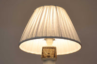 Royal Copenhagen製のベースが使用されたテーブルランプです。製造年数(1965〜1970年代)も少なく、現在では入手困難な希少モデルとなっています。現在の製造方法とは異なり、ファイアンス釜で作られた陶器ならではの独特な風合いが魅力で、ヴィンテージ品としての価値も高い一点です。ベースの柄は自然をモチーフとしたNils Thorssonによる人気のBACAシリーズで、職人の手作業によるフリーハンドで描かれているため、ひとつとして同じものが存在しない点もRoyal Copenhagenならではの魅力です。高さは約50cmとやや大きめで、インテリアのアクセントとしても存在感があり、オブジェのようにお部屋をおしゃれに演出してくれます。