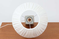 Royal Copenhagen製のベースが使用されたテーブルランプです。製造年数(1965〜1970年代)も少なく、現在では入手困難な希少モデルとなっています。現在の製造方法とは異なり、ファイアンス釜で作られた陶器ならではの独特な風合いが魅力で、ヴィンテージ品としての価値も高い一点です。ベースの柄は自然をモチーフとしたNils Thorssonによる人気のBACAシリーズで、職人の手作業によるフリーハンドで描かれているため、ひとつとして同じものが存在しない点もRoyal Copenhagenならではの魅力です。高さは約50cmとやや大きめで、インテリアのアクセントとしても存在感があり、オブジェのようにお部屋をおしゃれに演出してくれます。