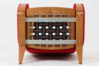 Hans J. Wegner(ハンス・J・ウェグナー)が1960年代にデザインし、Getama(ゲタマ)社によって製造されたGE501Aモデルのハイバックシングルソファ。当時としては珍しく、フレームにプライウッドが使用されています。フレームには堅牢で美しい木目を持つオーク材を使用し、直線と曲線が融合した造形が北欧家具らしい洗練された印象を与えます。張地には鮮やかな赤のファブリックを使用し、空間にアクセントを添えると同時に、快適性と耐久性も兼ね備えた仕上がりです。ヴィンテージならではの存在感と高い実用性を兼ね備えた一脚として、リビングや読書スペースに最適です。