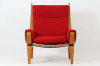 Hans J. Wegner(ハンス・J・ウェグナー)が1960年代にデザインし、Getama(ゲタマ)社によって製造されたGE501Aモデルのハイバックシングルソファ。当時としては珍しく、フレームにプライウッドが使用されています。フレームには堅牢で美しい木目を持つオーク材を使用し、直線と曲線が融合した造形が北欧家具らしい洗練された印象を与えます。張地には鮮やかな赤のファブリックを使用し、空間にアクセントを添えると同時に、快適性と耐久性も兼ね備えた仕上がりです。ヴィンテージならではの存在感と高い実用性を兼ね備えた一脚として、リビングや読書スペースに最適です。