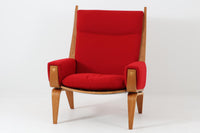Hans J. Wegner(ハンス・J・ウェグナー)が1960年代にデザインし、Getama(ゲタマ)社によって製造されたGE501Aモデルのハイバックシングルソファ。当時としては珍しく、フレームにプライウッドが使用されています。フレームには堅牢で美しい木目を持つオーク材を使用し、直線と曲線が融合した造形が北欧家具らしい洗練された印象を与えます。張地には鮮やかな赤のファブリックを使用し、空間にアクセントを添えると同時に、快適性と耐久性も兼ね備えた仕上がりです。ヴィンテージならではの存在感と高い実用性を兼ね備えた一脚として、リビングや読書スペースに最適です。
