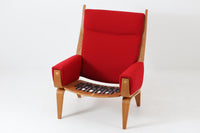 Hans J. Wegner(ハンス・J・ウェグナー)が1960年代にデザインし、Getama(ゲタマ)社によって製造されたGE501Aモデルのハイバックシングルソファ。当時としては珍しく、フレームにプライウッドが使用されています。フレームには堅牢で美しい木目を持つオーク材を使用し、直線と曲線が融合した造形が北欧家具らしい洗練された印象を与えます。張地には鮮やかな赤のファブリックを使用し、空間にアクセントを添えると同時に、快適性と耐久性も兼ね備えた仕上がりです。ヴィンテージならではの存在感と高い実用性を兼ね備えた一脚として、リビングや読書スペースに最適です。
