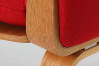 Hans J. Wegner(ハンス・J・ウェグナー)が1960年代にデザインし、Getama(ゲタマ)社によって製造されたGE501Aモデルのハイバックシングルソファ。当時としては珍しく、フレームにプライウッドが使用されています。フレームには堅牢で美しい木目を持つオーク材を使用し、直線と曲線が融合した造形が北欧家具らしい洗練された印象を与えます。張地には鮮やかな赤のファブリックを使用し、空間にアクセントを添えると同時に、快適性と耐久性も兼ね備えた仕上がりです。ヴィンテージならではの存在感と高い実用性を兼ね備えた一脚として、リビングや読書スペースに最適です。