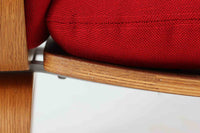 Hans J. Wegner(ハンス・J・ウェグナー)が1960年代にデザインし、Getama(ゲタマ)社によって製造されたGE501Aモデルのハイバックシングルソファ。当時としては珍しく、フレームにプライウッドが使用されています。フレームには堅牢で美しい木目を持つオーク材を使用し、直線と曲線が融合した造形が北欧家具らしい洗練された印象を与えます。張地には鮮やかな赤のファブリックを使用し、空間にアクセントを添えると同時に、快適性と耐久性も兼ね備えた仕上がりです。ヴィンテージならではの存在感と高い実用性を兼ね備えた一脚として、リビングや読書スペースに最適です。