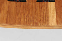 Hans J. Wegner(ハンス・J・ウェグナー)が1960年代にデザインし、Getama(ゲタマ)社によって製造されたGE501Aモデルのハイバックシングルソファ。当時としては珍しく、フレームにプライウッドが使用されています。フレームには堅牢で美しい木目を持つオーク材を使用し、直線と曲線が融合した造形が北欧家具らしい洗練された印象を与えます。張地には鮮やかな赤のファブリックを使用し、空間にアクセントを添えると同時に、快適性と耐久性も兼ね備えた仕上がりです。ヴィンテージならではの存在感と高い実用性を兼ね備えた一脚として、リビングや読書スペースに最適です。