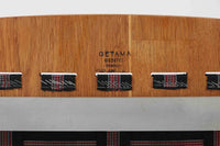 Hans J. Wegner(ハンス・J・ウェグナー)が1960年代にデザインし、Getama(ゲタマ)社によって製造されたGE501Aモデルのハイバックシングルソファ。当時としては珍しく、フレームにプライウッドが使用されています。フレームには堅牢で美しい木目を持つオーク材を使用し、直線と曲線が融合した造形が北欧家具らしい洗練された印象を与えます。張地には鮮やかな赤のファブリックを使用し、空間にアクセントを添えると同時に、快適性と耐久性も兼ね備えた仕上がりです。ヴィンテージならではの存在感と高い実用性を兼ね備えた一脚として、リビングや読書スペースに最適です。