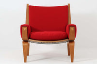 Hans J. Wegner(ハンス・J・ウェグナー)がGetama(ゲタマ)社のために1960年代にデザインしたGE501モデルのシングルソファ。当時としては珍しく、フレームにプライウッドが使用されています。素材には堅牢で美しい木目のオーク材を使用し、特徴的なアームの加工や緩やかなフレームラインなど、ウェグナーならではのディテールが際立ちます。張地は鮮やかな赤いファブリックに張替え済みで、空間に華やかさを添えつつ、ビンテージならではの存在感と温もりが感じられる一脚です。