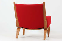 Hans J. Wegner(ハンス・J・ウェグナー)がGetama(ゲタマ)社のために1960年代にデザインしたGE501モデルのシングルソファ。当時としては珍しく、フレームにプライウッドが使用されています。素材には堅牢で美しい木目のオーク材を使用し、特徴的なアームの加工や緩やかなフレームラインなど、ウェグナーならではのディテールが際立ちます。張地は鮮やかな赤いファブリックに張替え済みで、空間に華やかさを添えつつ、ビンテージならではの存在感と温もりが感じられる一脚です。