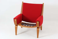 Hans J. Wegner(ハンス・J・ウェグナー)がGetama(ゲタマ)社のために1960年代にデザインしたGE501モデルのシングルソファ。当時としては珍しく、フレームにプライウッドが使用されています。素材には堅牢で美しい木目のオーク材を使用し、特徴的なアームの加工や緩やかなフレームラインなど、ウェグナーならではのディテールが際立ちます。張地は鮮やかな赤いファブリックに張替え済みで、空間に華やかさを添えつつ、ビンテージならではの存在感と温もりが感じられる一脚です。