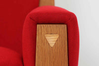 Hans J. Wegner(ハンス・J・ウェグナー)がGetama(ゲタマ)社のために1960年代にデザインしたGE501モデルのシングルソファ。当時としては珍しく、フレームにプライウッドが使用されています。素材には堅牢で美しい木目のオーク材を使用し、特徴的なアームの加工や緩やかなフレームラインなど、ウェグナーならではのディテールが際立ちます。張地は鮮やかな赤いファブリックに張替え済みで、空間に華やかさを添えつつ、ビンテージならではの存在感と温もりが感じられる一脚です。