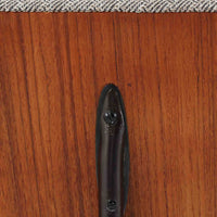 Severin Hansen Jr.(セヴェリン・ハンセン)によるデザインで、Haslev社から発表されたソファベッドです。繊細な脚部やチーク材のフレームにハンセンらしいシャープなラインが際立ち、軽やかで洗練された印象を与えます。背もたれは回転させることで、簡単に位置を変えることができ、シーンに合わせてソファとしてもデイベッドとしてもお使いいただける実用的な構造です。張地には落ち着いたトーンのファブリックを用い、北欧らしい穏やかな空気感を演出。経年により艶を増したチーク材の風合いが、上質なビンテージ家具の存在感を際立たせています。