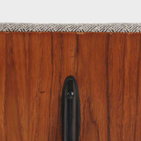 Severin Hansen Jr.(セヴェリン・ハンセン)によるデザインで、Haslev社から発表されたソファベッドです。繊細な脚部やチーク材のフレームにハンセンらしいシャープなラインが際立ち、軽やかで洗練された印象を与えます。背もたれは回転させることで、簡単に位置を変えることができ、シーンに合わせてソファとしてもデイベッドとしてもお使いいただける実用的な構造です。張地には落ち着いたトーンのファブリックを用い、北欧らしい穏やかな空気感を演出。経年により艶を増したチーク材の風合いが、上質なビンテージ家具の存在感を際立たせています。