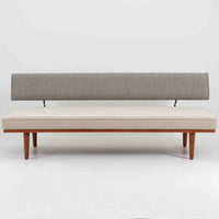 Severin Hansen Jr.(セヴェリン・ハンセン)によるデザインで、Haslev社から発表されたソファベッドです。繊細な脚部やチーク材のフレームにハンセンらしいシャープなラインが際立ち、軽やかで洗練された印象を与えます。背もたれは回転させることで、簡単に位置を変えることができ、シーンに合わせてソファとしてもデイベッドとしてもお使いいただける実用的な構造です。張地には落ち着いたトーンのファブリックを用い、北欧らしい穏やかな空気感を演出。経年により艶を増したチーク材の風合いが、上質なビンテージ家具の存在感を際立たせています。