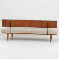 Severin Hansen Jr.(セヴェリン・ハンセン)によるデザインで、Haslev社から発表されたソファベッドです。繊細な脚部やチーク材のフレームにハンセンらしいシャープなラインが際立ち、軽やかで洗練された印象を与えます。背もたれは回転させることで、簡単に位置を変えることができ、シーンに合わせてソファとしてもデイベッドとしてもお使いいただける実用的な構造です。張地には落ち着いたトーンのファブリックを用い、北欧らしい穏やかな空気感を演出。経年により艶を増したチーク材の風合いが、上質なビンテージ家具の存在感を際立たせています。