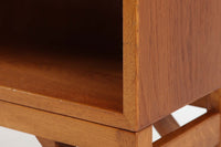 デンマークの名門FDB社より製造された、ボーエ・モーエンセンデザインのヴィンテージブックシェルフ。北欧家具の巨匠であるモーエンセンならではの機能美が際立つ、シンプルかつ実用的なデザインが特徴です。素材には温かみのあるオーク材を使用し、しっかりとした構造と美しい木目が魅力。直線的なフォルムに加え、脚部にはさりげなくデザイン性を加えた補強パーツが施され、安定感と視覚的な軽やかさを両立しています。広々とした収納スペースは書籍や雑貨の収納に最適で、シンプルながらも存在感のあるデザインはリビングや書斎、寝室など幅広い空間に調和します。FDB社のクラフトマンシップが息づく、北欧ヴィンテージの逸品をお楽しみください。脚はビンテージのオリジナル品です。