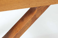 デンマークの名門FDB社より製造された、ボーエ・モーエンセンデザインのヴィンテージブックシェルフ。北欧家具の巨匠であるモーエンセンならではの機能美が際立つ、シンプルかつ実用的なデザインが特徴です。素材には温かみのあるオーク材を使用し、しっかりとした構造と美しい木目が魅力。直線的なフォルムに加え、脚部にはさりげなくデザイン性を加えた補強パーツが施され、安定感と視覚的な軽やかさを両立しています。広々とした収納スペースは書籍や雑貨の収納に最適で、シンプルながらも存在感のあるデザインはリビングや書斎、寝室など幅広い空間に調和します。FDB社のクラフトマンシップが息づく、北欧ヴィンテージの逸品をお楽しみください。脚はビンテージのオリジナル品です。