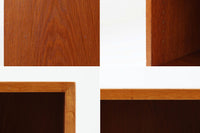 デンマークの名門FDB社より製造された、ボーエ・モーエンセンデザインのヴィンテージブックシェルフ。北欧家具の巨匠であるモーエンセンならではの機能美が際立つ、シンプルかつ実用的なデザインが特徴です。素材には温かみのあるオーク材を使用し、しっかりとした構造と美しい木目が魅力。直線的なフォルムに加え、脚部にはさりげなくデザイン性を加えた補強パーツが施され、安定感と視覚的な軽やかさを両立しています。広々とした収納スペースは書籍や雑貨の収納に最適で、シンプルながらも存在感のあるデザインはリビングや書斎、寝室など幅広い空間に調和します。FDB社のクラフトマンシップが息づく、北欧ヴィンテージの逸品をお楽しみください。脚はビンテージのオリジナル品です。