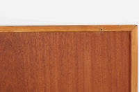 デンマークの名門FDB社より製造された、ボーエ・モーエンセンデザインのヴィンテージブックシェルフ。北欧家具の巨匠であるモーエンセンならではの機能美が際立つ、シンプルかつ実用的なデザインが特徴です。素材には温かみのあるオーク材を使用し、しっかりとした構造と美しい木目が魅力。直線的なフォルムに加え、脚部にはさりげなくデザイン性を加えた補強パーツが施され、安定感と視覚的な軽やかさを両立しています。広々とした収納スペースは書籍や雑貨の収納に最適で、シンプルながらも存在感のあるデザインはリビングや書斎、寝室など幅広い空間に調和します。FDB社のクラフトマンシップが息づく、北欧ヴィンテージの逸品をお楽しみください。脚はビンテージのオリジナル品です。