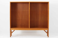 デンマークの名門FDB社より製造された、ボーエ・モーエンセンデザインのヴィンテージブックシェルフ。北欧家具の巨匠であるモーエンセンならではの機能美が際立つ、シンプルかつ実用的なデザインが特徴です。素材には温かみのあるオーク材を使用し、しっかりとした構造と美しい木目が魅力。直線的なフォルムに加え、脚部にはさりげなくデザイン性を加えた補強パーツが施され、安定感と視覚的な軽やかさを両立しています。広々とした収納スペースは書籍や雑貨の収納に最適で、シンプルながらも存在感のあるデザインはリビングや書斎、寝室など幅広い空間に調和します。FDB社のクラフトマンシップが息づく、北欧ヴィンテージの逸品をお楽しみください。脚はビンテージのオリジナル品です。