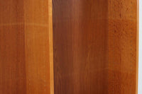 デンマークの名門FDB社より製造された、ボーエ・モーエンセンデザインのヴィンテージブックシェルフ。北欧家具の巨匠であるモーエンセンならではの機能美が際立つ、シンプルかつ実用的なデザインが特徴です。素材には温かみのあるオーク材を使用し、しっかりとした構造と美しい木目が魅力。直線的なフォルムに加え、脚部にはさりげなくデザイン性を加えた補強パーツが施され、安定感と視覚的な軽やかさを両立しています。広々とした収納スペースは書籍や雑貨の収納に最適で、シンプルながらも存在感のあるデザインはリビングや書斎、寝室など幅広い空間に調和します。FDB社のクラフトマンシップが息づく、北欧ヴィンテージの逸品をお楽しみください。脚はビンテージのオリジナル品です。