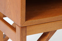 デンマークの名門FDB社より製造された、ボーエ・モーエンセンデザインのヴィンテージブックシェルフ。北欧家具の巨匠であるモーエンセンならではの機能美が際立つ、シンプルかつ実用的なデザインが特徴です。素材には温かみのあるオーク材を使用し、しっかりとした構造と美しい木目が魅力。直線的なフォルムに加え、脚部にはさりげなくデザイン性を加えた補強パーツが施され、安定感と視覚的な軽やかさを両立しています。広々とした収納スペースは書籍や雑貨の収納に最適で、シンプルながらも存在感のあるデザインはリビングや書斎、寝室など幅広い空間に調和します。FDB社のクラフトマンシップが息づく、北欧ヴィンテージの逸品をお楽しみください。脚はビンテージのオリジナル品です。