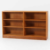 デンマークの名匠Borge MogensenがFDBのためにデザインしたオーク材のブックシェルフは、素朴ながらも洗練された造形と優れた機能性が魅力の北欧ビンテージ家具です。幅122cmのワイドな構成で、可動式の棚板を備えており、本や雑貨の収納に柔軟に対応できます。経年により深みを増したオーク材の風合いが空間に温もりを添え、実用性と美しさを兼ね備えた一台として、リビングや書斎で永くご愛用いただけます。