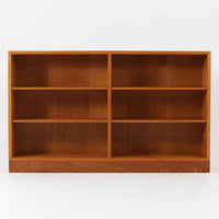 デンマークの名匠Borge MogensenがFDBのためにデザインしたオーク材のブックシェルフは、素朴ながらも洗練された造形と優れた機能性が魅力の北欧ビンテージ家具です。幅122cmのワイドな構成で、可動式の棚板を備えており、本や雑貨の収納に柔軟に対応できます。経年により深みを増したオーク材の風合いが空間に温もりを添え、実用性と美しさを兼ね備えた一台として、リビングや書斎で永くご愛用いただけます。