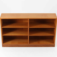 デンマークの名匠Borge MogensenがFDBのためにデザインしたオーク材のブックシェルフは、素朴ながらも洗練された造形と優れた機能性が魅力の北欧ビンテージ家具です。幅122cmのワイドな構成で、可動式の棚板を備えており、本や雑貨の収納に柔軟に対応できます。経年により深みを増したオーク材の風合いが空間に温もりを添え、実用性と美しさを兼ね備えた一台として、リビングや書斎で永くご愛用いただけます。