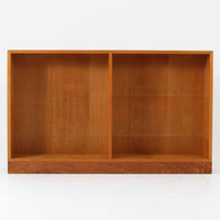 デンマークの名匠Borge MogensenがFDBのためにデザインしたオーク材のブックシェルフは、素朴ながらも洗練された造形と優れた機能性が魅力の北欧ビンテージ家具です。幅122cmのワイドな構成で、可動式の棚板を備えており、本や雑貨の収納に柔軟に対応できます。経年により深みを増したオーク材の風合いが空間に温もりを添え、実用性と美しさを兼ね備えた一台として、リビングや書斎で永くご愛用いただけます。