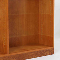 デンマークの名匠Borge MogensenがFDBのためにデザインしたオーク材のブックシェルフは、素朴ながらも洗練された造形と優れた機能性が魅力の北欧ビンテージ家具です。幅122cmのワイドな構成で、可動式の棚板を備えており、本や雑貨の収納に柔軟に対応できます。経年により深みを増したオーク材の風合いが空間に温もりを添え、実用性と美しさを兼ね備えた一台として、リビングや書斎で永くご愛用いただけます。