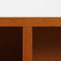 デンマークの名匠Borge MogensenがFDBのためにデザインしたオーク材のブックシェルフは、素朴ながらも洗練された造形と優れた機能性が魅力の北欧ビンテージ家具です。幅122cmのワイドな構成で、可動式の棚板を備えており、本や雑貨の収納に柔軟に対応できます。経年により深みを増したオーク材の風合いが空間に温もりを添え、実用性と美しさを兼ね備えた一台として、リビングや書斎で永くご愛用いただけます。