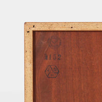 デンマークの名匠Borge MogensenがFDBのためにデザインしたオーク材のブックシェルフは、素朴ながらも洗練された造形と優れた機能性が魅力の北欧ビンテージ家具です。幅122cmのワイドな構成で、可動式の棚板を備えており、本や雑貨の収納に柔軟に対応できます。経年により深みを増したオーク材の風合いが空間に温もりを添え、実用性と美しさを兼ね備えた一台として、リビングや書斎で永くご愛用いただけます。