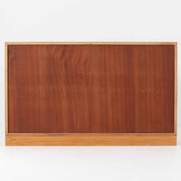 デンマークの名匠Borge MogensenがFDBのためにデザインしたオーク材のブックシェルフは、素朴ながらも洗練された造形と優れた機能性が魅力の北欧ビンテージ家具です。幅122cmのワイドな構成で、可動式の棚板を備えており、本や雑貨の収納に柔軟に対応できます。経年により深みを増したオーク材の風合いが空間に温もりを添え、実用性と美しさを兼ね備えた一台として、リビングや書斎で永くご愛用いただけます。