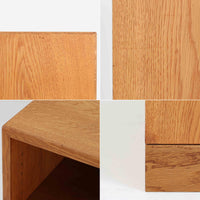 デンマークの名匠Borge MogensenがFDBのためにデザインしたオーク材のブックシェルフは、素朴ながらも洗練された造形と優れた機能性が魅力の北欧ビンテージ家具です。幅122cmのワイドな構成で、可動式の棚板を備えており、本や雑貨の収納に柔軟に対応できます。経年により深みを増したオーク材の風合いが空間に温もりを添え、実用性と美しさを兼ね備えた一台として、リビングや書斎で永くご愛用いただけます。