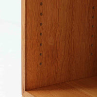 デンマークの名匠Borge MogensenがFDBのためにデザインしたオーク材のブックシェルフは、素朴ながらも洗練された造形と優れた機能性が魅力の北欧ビンテージ家具です。幅122cmのワイドな構成で、可動式の棚板を備えており、本や雑貨の収納に柔軟に対応できます。経年により深みを増したオーク材の風合いが空間に温もりを添え、実用性と美しさを兼ね備えた一台として、リビングや書斎で永くご愛用いただけます。