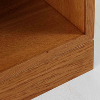 デンマークの名匠Borge MogensenがFDBのためにデザインしたオーク材のブックシェルフは、素朴ながらも洗練された造形と優れた機能性が魅力の北欧ビンテージ家具です。幅122cmのワイドな構成で、可動式の棚板を備えており、本や雑貨の収納に柔軟に対応できます。経年により深みを増したオーク材の風合いが空間に温もりを添え、実用性と美しさを兼ね備えた一台として、リビングや書斎で永くご愛用いただけます。