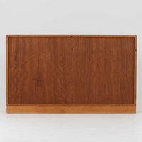 デンマークの名匠Borge MogensenがFDBのためにデザインしたオーク材のブックシェルフは、素朴ながらも洗練された造形と優れた機能性が魅力の北欧ビンテージ家具です。幅122cmのワイドな構成で、可動式の棚板を備えており、本や雑貨の収納に柔軟に対応できます。経年により深みを増したオーク材の風合いが空間に温もりを添え、実用性と美しさを兼ね備えた一台として、リビングや書斎で永くご愛用いただけます。